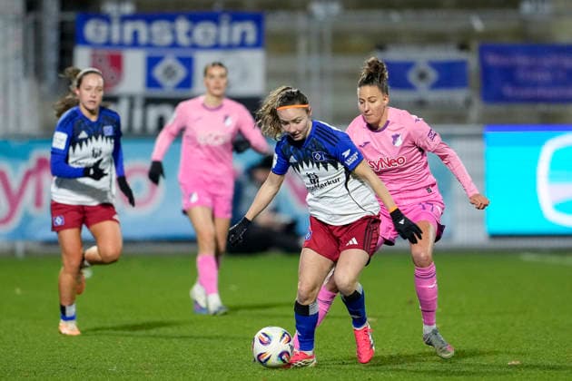 v.li.: Melanie Brunnthaler (HSV, 11), Franziska Harsch (TSG, 17), Zweikampf, Spielszene, Duell, duel, tackle, tackling, Dynamik, Action, Aktion, 15.02.2026, Sinsheim (Hoffenheim) (Deutschland), Fussball, Google Pixel Frauen-Bundesliga, TSG 1899 Hoffenheim - Hamburger SV, DFB DFL REGULATIONS PROHIBIT ANY USE OF PHOTOGRAPHS AS IMAGE SEQUENCES AND OR QUASI-VIDEO.