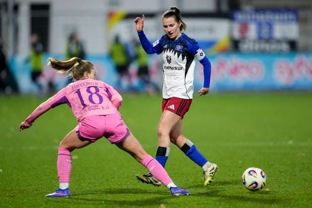 v.li.: Valesca Ampoorter (TSG, 18), Pauline Machtens (HSV, 28), Zweikampf, Spielszene, Duell, duel, tackle, tackling, Dynamik, Action, Aktion, 15.02.2026, Sinsheim (Hoffenheim) (Deutschland), Fussball, Google Pixel Frauen-Bundesliga, TSG 1899 Hoffenheim - Hamburger SV, DFB DFL REGULATIONS PROHIBIT ANY USE OF PHOTOGRAPHS AS IMAGE SEQUENCES AND OR QUASI-VIDEO.