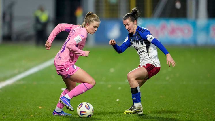 v.li.: Valesca Ampoorter (TSG, 18), Pauline Machtens (HSV, 28), Zweikampf, Spielszene, Duell, duel, tackle, tackling, Dynamik, Action, Aktion, 15.02.2026, Sinsheim (Hoffenheim) (Deutschland), Fussball, Google Pixel Frauen-Bundesliga, TSG 1899 Hoffenheim - Hamburger SV, DFB DFL REGULATIONS PROHIBIT ANY USE OF PHOTOGRAPHS AS IMAGE SEQUENCES AND OR QUASI-VIDEO.