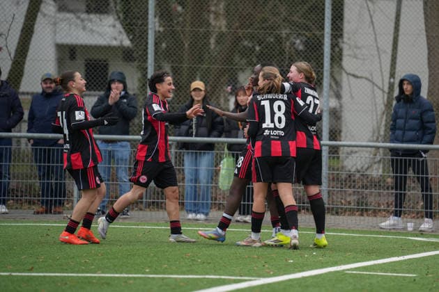 Deutschland, Frankfurt am Main, 2. Frauen-Bundesliga 2025 26 - Eintracht Frankfurt II vs. 1. FSV Mainz 05, Mira Arouna (Eintracht Frankfurt, 28), Carlotta Schwoerer (Eintracht Frankfurt, 18), Tessa Zimmermann (Eintracht Frankfurt, 27), Dilara Acikgöz (Eintracht Frankfurt, 33) bejubeln das 1:0. Copyright: xMirjamxGeigerx