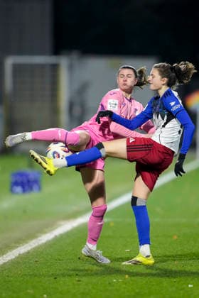 v.li.: Chiara Hahn (TSG, 23), Lotta Wrede (HSV, 32), Zweikampf, Spielszene, Duell, duel, tackle, tackling, Dynamik, Action, Aktion, 15.02.2026, Sinsheim (Hoffenheim) (Deutschland), Fussball, Google Pixel Frauen-Bundesliga, TSG 1899 Hoffenheim - Hamburger SV, DFB DFL REGULATIONS PROHIBIT ANY USE OF PHOTOGRAPHS AS IMAGE SEQUENCES AND OR QUASI-VIDEO.