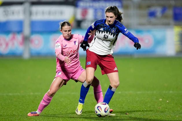 v.li.: Laura Gloning (TSG, 20), Lotta Wrede (HSV, 32), Zweikampf, Spielszene, Duell, duel, tackle, tackling, Dynamik, Action, Aktion, 15.02.2026, Sinsheim (Hoffenheim) (Deutschland), Fussball, Google Pixel Frauen-Bundesliga, TSG 1899 Hoffenheim - Hamburger SV, DFB DFL REGULATIONS PROHIBIT ANY USE OF PHOTOGRAPHS AS IMAGE SEQUENCES AND OR QUASI-VIDEO.