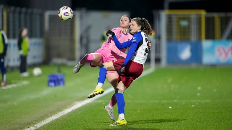 v.li.: Chiara Hahn (TSG, 23), Lotta Wrede (HSV, 32), Zweikampf, Spielszene, Duell, duel, tackle, tackling, Dynamik, Action, Aktion, 15.02.2026, Sinsheim (Hoffenheim) (Deutschland), Fussball, Google Pixel Frauen-Bundesliga, TSG 1899 Hoffenheim - Hamburger SV, DFB DFL REGULATIONS PROHIBIT ANY USE OF PHOTOGRAPHS AS IMAGE SEQUENCES AND OR QUASI-VIDEO.