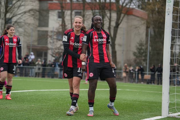 Deutschland, Frankfurt am Main, 2. Frauen-Bundesliga 2025 26 - Eintracht Frankfurt II vs. 1. FSV Mainz 05, Mira Arouna (Eintracht Frankfurt, 28), Carlotta Schwoerer (Eintracht Frankfurt, 18) bejubeln das 2:0. Copyright: xMirjamxGeigerx