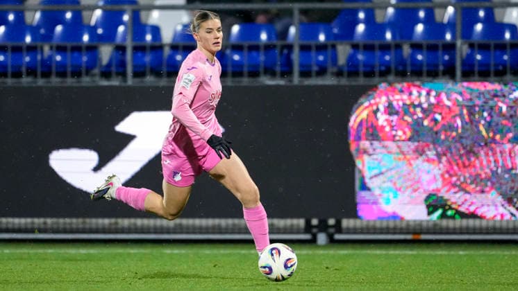 Selina Cerci (TSG, 29), am Ball, Freisteller, Ganzkörper, Einzelbild, Einzelfoto, Aktion, Action, 15.02.2026, Sinsheim (Hoffenheim) (Deutschland), Fussball, Google Pixel Frauen-Bundesliga, TSG 1899 Hoffenheim - Hamburger SV, DFB DFL REGULATIONS PROHIBIT ANY USE OF PHOTOGRAPHS AS IMAGE SEQUENCES AND OR QUASI-VIDEO.
