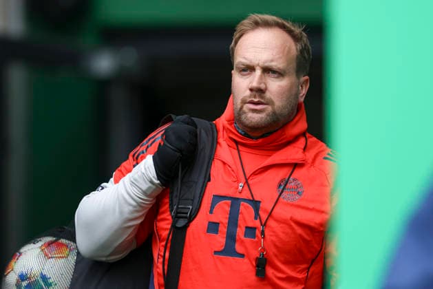 Co-Trainer Aaron Danks (FC Bayern München) schaut waehrend des Spiels der Bundesliga zwischen SV Werder Bremen und FC Bayern München, Weserstadion am 14. February 2026 in Bremen, Deutschland. (Foto von Oliver Kaelke DeFodi Images) +++ Co-Trainer Aaron Danks (FC Bayern München) looks on during the Bundesliga match between SV Werder Bremen and FC Bayern München at Weserstadion on February 14, 2026 in Bremen, Germany. (Photo by Oliver Kaelke DeFodi Images) DFL regulations prohibit any use of photographs as image sequences and or quasi-video. (Photo by Oliver Kaelke DeFodi Images) - *** Co coach Aaron Danks FC Bayern Munich looks on during the Bundesliga match between SV Werder Bremen and FC Bayern Munich, Weserstadion on February 14, 2026 in Bremen, Germany Photo by Oliver Kaelke DeFodi Images Co coach Aaron Danks FC Bayern Munich looks on during the Bundesliga match between SV Werder Bremen and FC Bayern Munich at Weserstadion on February 14, 2026 in Bremen, Germany Photo by Oliver Kaelke DeFodi Images DFL regulations prohibit any use of photographs as image sequences and or quasi video Photo by Oliver Kaelke DeFodi Images