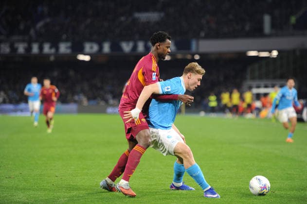 Serie A football match - 2025 26 Napoli vs. Roma Rasmus Hoyland of SSC Napoli - Evan Ndicka (AS Roma) During the 2025 26 Italian Serie A football match between SSC Napoli and AS Roma on February 15, 2026, at the Diego Armando Maradona Stadium in Naples. Pictured: NAPOLI stadio Diego Armando Maradona CAMPANIA ITALIA Copyright: xANTONIOxNICCOLIxAntonioxNiccolix DSC_7934