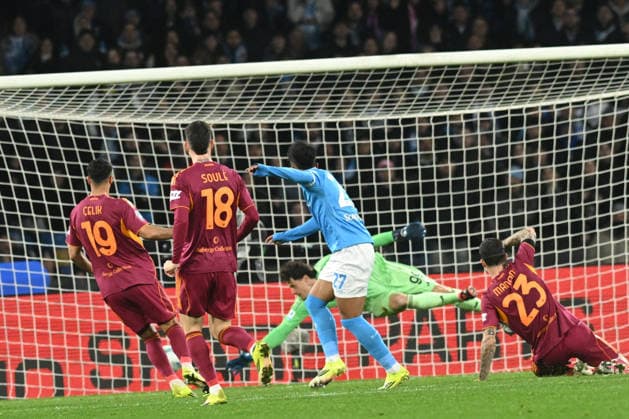 CALCIO - Serie A - SSC Napoli vs AS Roma Allison Santos of SSC Napoli scores goal 2-2 during the Serie A Enelive SSC Napoli vs AS Roma match between SSC Napoli vs AS Roma :Danilo Gemito Live Photo Naples Italy  Copyright: xIPAxSport ABACAx