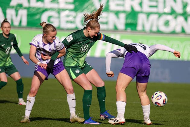 Wolfsburg, Deutschland 15. Februar 2026: 1. Frauenbundesliga - 2025 2026 - VfL Wolfsburg vs. SGS Essen Im Bild: v.li. im Zweikampf Ramona Maier (SGS), Janina Minge (VfL) und Paulina Platner (SGS) Copyright: HMBxMedia MadeleinexFantini