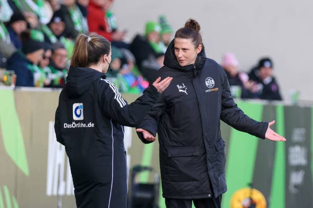 Wolfsburg, Deutschland 15. Februar 2026: 1. Frauenbundesliga - 2025 2026 - VfL Wolfsburg vs. SGS Essen Im Bild: v.li. die Zweite Trainerin Heleen Jaques (SGS) Copyright: HMBxMedia MadeleinexFantini