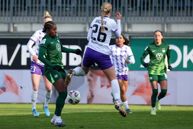 Wolfsburg, Deutschland 15. Februar 2026: 1. Frauenbundesliga - 2025 2026 - VfL Wolfsburg vs. SGS Essen Im Bild: v.li. im Zweikampf Lineth Beerensteyn (VfL) und Lany Mia Bäcker Baecker (SGS) Copyright: HMBxMedia MadeleinexFantini