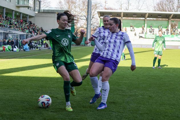 Wolfsburg, Deutschland 15. Februar 2026: 1. Frauenbundesliga - 2025 2026 - VfL Wolfsburg vs. SGS Essen Im Bild: v.li. im Zweikampf Joelle Wedemeyer (VfL) und Leonie Köpp Koepp (SGS) Copyright: HMBxMedia MadeleinexFantini