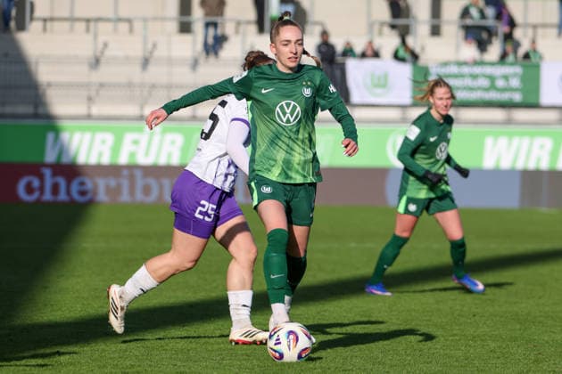 Wolfsburg, Deutschland 15. Februar 2026: 1. Frauenbundesliga - 2025 2026 - VfL Wolfsburg vs. SGS Essen Im Bild: v.li. die Zweite Sophia Kleinherne (VfL) klärt den Ball im Zweikampf mit Paulina Platner (SGS), hinter ihr Copyright: HMBxMedia MadeleinexFantini