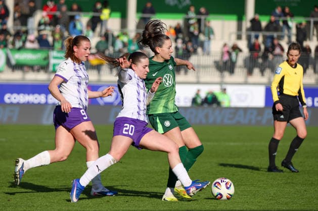 Wolfsburg, Deutschland 15. Februar 2026: 1. Frauenbundesliga - 2025 2026 - VfL Wolfsburg vs. SGS Essen Im Bild: v.li. im Zweikampf Ramona Maier (SGS), Leonie Köpp Koepp (SGS) und Joelle Wedemeyer (VfL) Copyright: HMBxMedia MadeleinexFantini