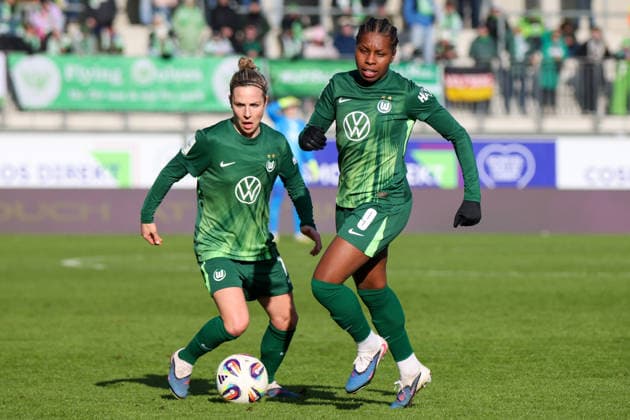 Wolfsburg, Deutschland 15. Februar 2026: 1. Frauenbundesliga - 2025 2026 - VfL Wolfsburg vs. SGS Essen Im Bild: v.li. Svenja Huth (VfL) und Lineth Beerensteyn (VfL) Copyright: HMBxMedia MadeleinexFantini