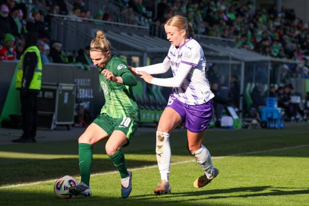Wolfsburg, Deutschland 15. Februar 2026: 1. Frauenbundesliga - 2025 2026 - VfL Wolfsburg vs. SGS Essen Im Bild: v.li. im Zweikampf Svenja Huth (VfL) und Lany Mia Bäcker Baecker (SGS) Copyright: HMBxMedia MadeleinexFantini