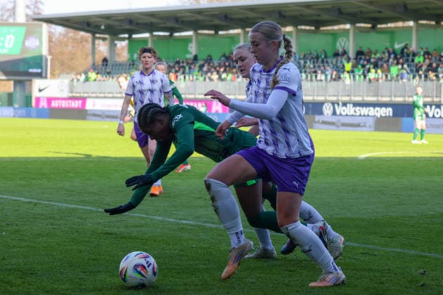 Wolfsburg, Deutschland 15. Februar 2026: 1. Frauenbundesliga - 2025 2026 - VfL Wolfsburg vs. SGS Essen Im Bild: v.li. im Zweikampf Lineth Beerensteyn (VfL), Paula Flach (SGS) und Lany Mia Bäcker Baecker (SGS) Copyright: HMBxMedia MadeleinexFantini