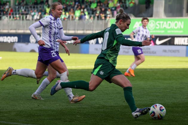 Wolfsburg, Deutschland 15. Februar 2026: 1. Frauenbundesliga - 2025 2026 - VfL Wolfsburg vs. SGS Essen Im Bild: v.li. Lany Mia Bäcker Baecker (SGS) und Svenja Huth (VfL) im Laufduell Copyright: HMBxMedia MadeleinexFantini