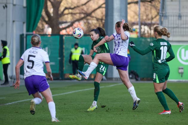 Wolfsburg, Deutschland 15. Februar 2026: 1. Frauenbundesliga - 2025 2026 - VfL Wolfsburg vs. SGS Essen Im Bild: v.li. im Zweikampf Joelle Wedemeyer (VfL), Ramona Maier (SGS) und Justine Kielland (VfL) Copyright: HMBxMedia MadeleinexFantini