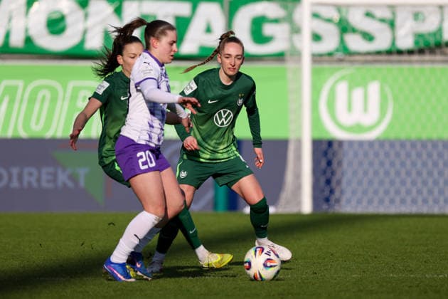 Wolfsburg, Deutschland 15. Februar 2026: 1. Frauenbundesliga - 2025 2026 - VfL Wolfsburg vs. SGS Essen Im Bild: v.li. im Zweikampf Joelle Wedemeyer (VfL), Leonie Köpp Koepp (SGS) und Sophia Kleinherne (VfL) Copyright: HMBxMedia MadeleinexFantini