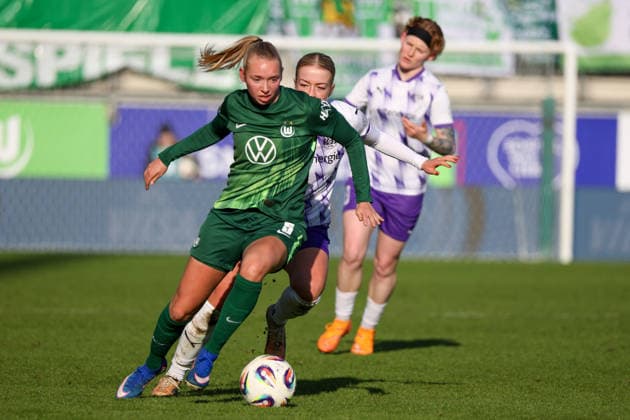Wolfsburg, Deutschland 15. Februar 2026: 1. Frauenbundesliga - 2025 2026 - VfL Wolfsburg vs. SGS Essen Im Bild: v.li. im Zweikampf Ella Peddemors (VfL) und Lany Mia Bäcker Baecker (SGS) Copyright: HMBxMedia MadeleinexFantini