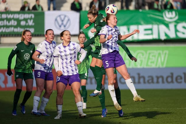 Wolfsburg, Deutschland 15. Februar 2026: 1. Frauenbundesliga - 2025 2026 - VfL Wolfsburg vs. SGS Essen Im Bild: v.li. Svenja Huth (VfL) und Paula Flach (SGS) im Kopfballduell Copyright: HMBxMedia MadeleinexFantini