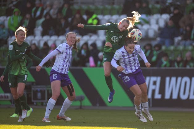 Wolfsburg, Deutschland 15. Februar 2026: 1. Frauenbundesliga - 2025 2026 - VfL Wolfsburg vs. SGS Essen Im Bild: v.li. die Dritte Ella Peddemors (VfL) und Paulina Platner (SGS) im Kopfballduell Copyright: HMBxMedia MadeleinexFantini
