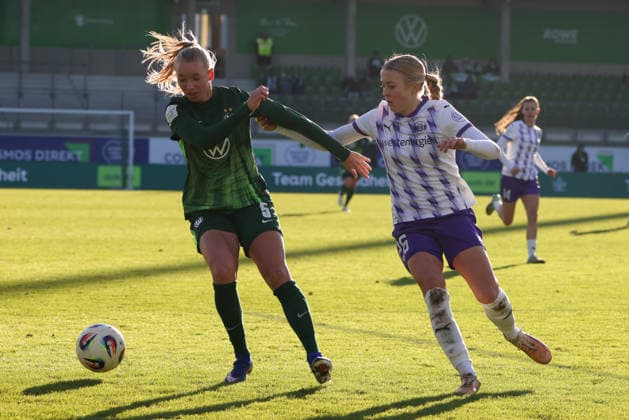 Wolfsburg, Deutschland 15. Februar 2026: 1. Frauenbundesliga - 2025 2026 - VfL Wolfsburg vs. SGS Essen Im Bild: v.li. im Zweikampf Ella Peddemors (VfL) und Lany Mia Bäcker Baecker (SGS) Copyright: HMBxMedia MadeleinexFantini