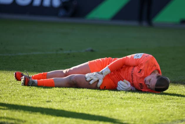 Wolfsburg, Deutschland 15. Februar 2026: 1. Frauenbundesliga - 2025 2026 - VfL Wolfsburg vs. SGS Essen Im Bild: Torhüterin Kim Sindermann (SGS) verletzt auf dem Spielfeld Copyright: HMBxMedia MadeleinexFantini