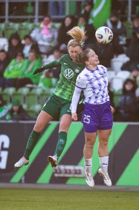 Wolfsburg, Deutschland 15. Februar 2026: 1. Frauenbundesliga - 2025 2026 - VfL Wolfsburg vs. SGS Essen Im Bild: v.li. Lena Lattwein (VfL) und Paulina Platner (SGS) im Kopfballduell Copyright: HMBxMedia MadeleinexFantini
