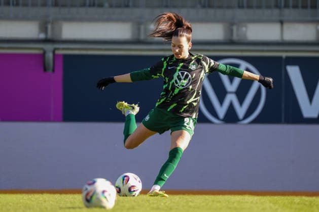 Wolfsburg, Deutschland 15. Februar 2026: 1. Frauenbundesliga - 2025 2026 - VfL Wolfsburg vs. SGS Essen Im Bild: Joelle Wedemeyer (VfL) beim Warm-Up vor dem Spiel gegen Essen Copyright: HMBxMedia MadeleinexFantini