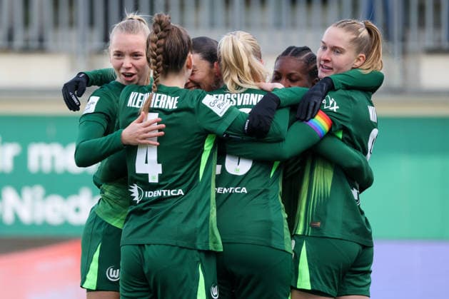 Wolfsburg, Deutschland 15. Februar 2026: 1. Frauenbundesliga - 2025 2026 - VfL Wolfsburg vs. SGS Essen Im Bild: v.li. die Dritte Torschützin Kessya Bussy (VfL), teilweise verdeckt, macht das Tor zum 1:0 für Wolfsburg und jubelt mit Ella Peddemors (VfL), Sophia Kleinherne (VfL), Guro Bergsvand (VfL), Lineth Beerensteyn (VfL) und Janina Minge (VfL) Copyright: HMBxMedia MadeleinexFantini