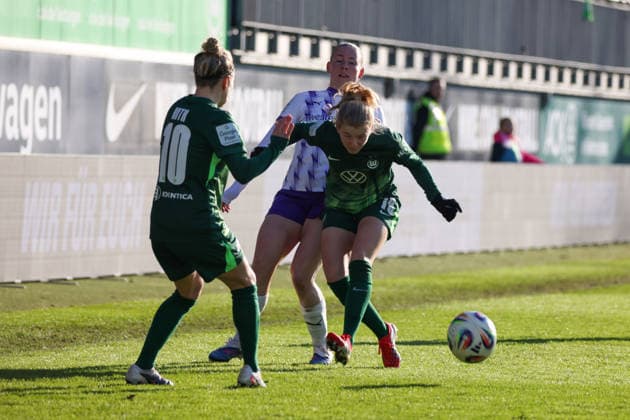 Wolfsburg, Deutschland 15. Februar 2026: 1. Frauenbundesliga - 2025 2026 - VfL Wolfsburg vs. SGS Essen Im Bild: v.li. im Zweikampf Svenja Huth (VfL), Ramona Maier (SGS) und Justine Kielland (VfL) Copyright: HMBxMedia MadeleinexFantini