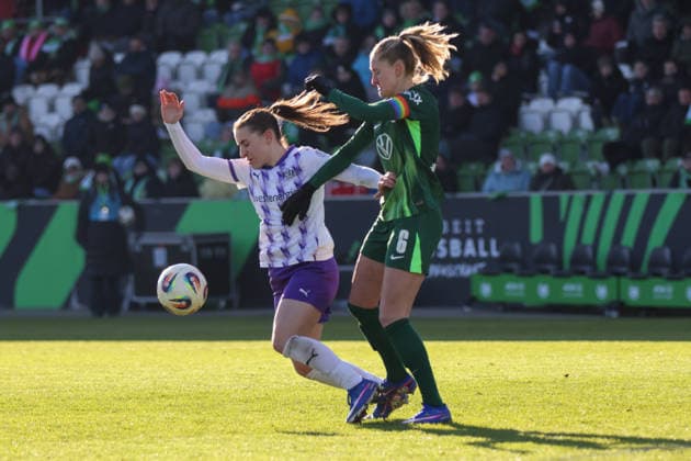 Wolfsburg, Deutschland 15. Februar 2026: 1. Frauenbundesliga - 2025 2026 - VfL Wolfsburg vs. SGS Essen Im Bild: v.li. im Zweikampf Leonie Köpp Koepp (SGS) und Janina Minge (VfL) Copyright: HMBxMedia MadeleinexFantini