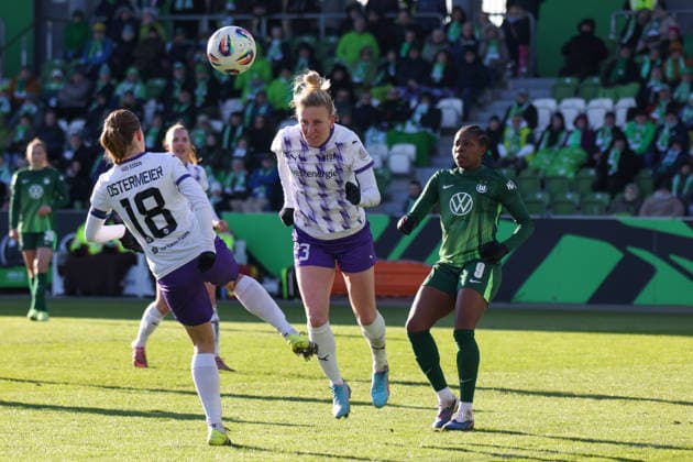 Wolfsburg, Deutschland 15. Februar 2026: 1. Frauenbundesliga - 2025 2026 - VfL Wolfsburg vs. SGS Essen Im Bild: v.li. im Zweikampf Lena Ostermeier (SGS), Julia Debitzki (SGS) und Lineth Beerensteyn (VfL) Copyright: HMBxMedia MadeleinexFantini