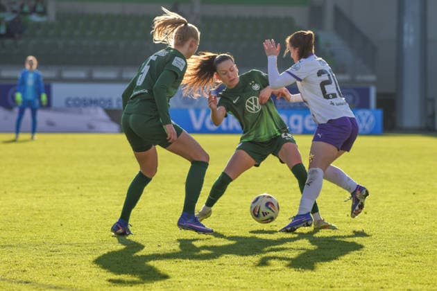 Wolfsburg, Deutschland 15. Februar 2026: 1. Frauenbundesliga - 2025 2026 - VfL Wolfsburg vs. SGS Essen Im Bild: v.li. im Zweikampf Ella Peddemors (VfL), Joelle Wedemeyer (VfL) und Leonie Köpp Koepp (SGS) Copyright: HMBxMedia MadeleinexFantini