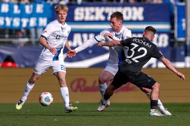 15.02.2026, Fußball, VfL Bochum - SC Paderborn 07, 2. Fußball Bundesliga, 22. Spieltag, Vonovia Ruhrstadion, Saison 2025 2026: Tjark Scheller (SC Paderborn 25) im Zweikampf gegen Maximilian Wittek (VfL Bochum 32) DFB regulations prohibit any use of photographs as image sequences and or quasi-video. Nordrhein-Westfalen Deutschland
