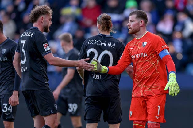 15.02.2026, Fußball, VfL Bochum - SC Paderborn 07, 2. Fußball Bundesliga, 22. Spieltag, Vonovia Ruhrstadion, Saison 2025 2026: Philipp Strompf (VfL Bochum 03) klatscht sich zusammen mit Torwart Timo Horn (VfL Bochum 01) ab DFB regulations prohibit any use of photographs as image sequences and or quasi-video. Nordrhein-Westfalen Deutschland