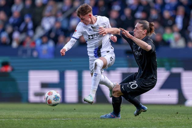 15.02.2026, Fußball, VfL Bochum - SC Paderborn 07, 2. Fußball Bundesliga, 22. Spieltag, Vonovia Ruhrstadion, Saison 2025 2026: Ruben Müller (SC Paderborn 02) im Zweikampf gegen Noah Loosli (VfL Bochum 20) DFB regulations prohibit any use of photographs as image sequences and or quasi-video. Nordrhein-Westfalen Deutschland