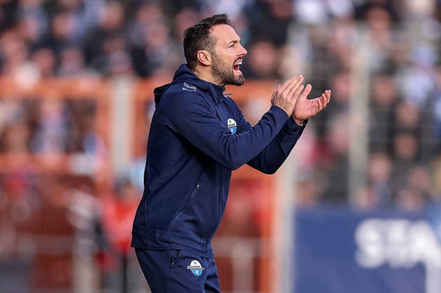 15.02.2026, Fußball, VfL Bochum - SC Paderborn 07, 2. Fußball Bundesliga, 22. Spieltag, Vonovia Ruhrstadion, Saison 2025 2026: Cheftrainer Ralf Kettemann (SC Paderborn hc) gestikulierend am Spielfeldrand DFB regulations prohibit any use of photographs as image sequences and or quasi-video. Nordrhein-Westfalen Deutschland