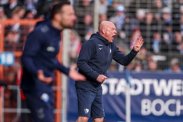 15.02.2026, Fußball, VfL Bochum - SC Paderborn 07, 2. Fußball Bundesliga, 22. Spieltag, Vonovia Ruhrstadion, Saison 2025 2026: Cheftrainer Uwe Rösler (VfL Bochum hc) gestikulierend am Spielfeldrand DFB regulations prohibit any use of photographs as image sequences and or quasi-video. Nordrhein-Westfalen Deutschland