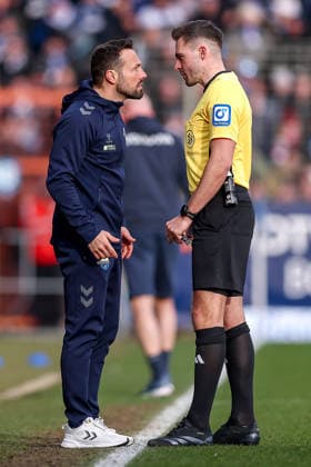 15.02.2026, Fußball, VfL Bochum - SC Paderborn 07, 2. Fußball Bundesliga, 22. Spieltag, Vonovia Ruhrstadion, Saison 2025 2026: Cheftrainer Ralf Kettemann (SC Paderborn hc) gestikulierend am Spielfeldrand neben Schiedsrichter Tom Bauer - Gelbe Karte DFB regulations prohibit any use of photographs as image sequences and or quasi-video. Nordrhein-Westfalen Deutschland