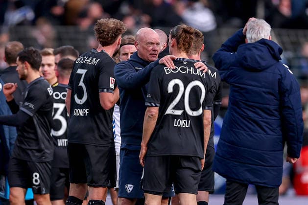 15.02.2026, Fußball, VfL Bochum - SC Paderborn 07, 2. Fußball Bundesliga, 22. Spieltag, Vonovia Ruhrstadion, Saison 2025 2026: Cheftrainer Uwe Rösler (VfL Bochum hc) neben Noah Loosli (VfL Bochum 20) Philipp Strompf (VfL Bochum 03) DFB regulations prohibit any use of photographs as image sequences and or quasi-video. Nordrhein-Westfalen Deutschland