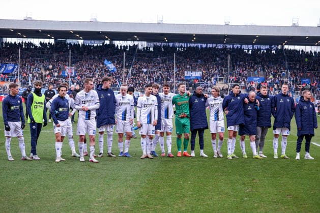 15.02.2026, Fußball, VfL Bochum - SC Paderborn 07, 2. Fußball Bundesliga, 22. Spieltag, Vonovia Ruhrstadion, Saison 2025 2026: Gemischte Gefühle bei den Spielern nach dem 0:0 Unentschieden. Die Paderborner Mannschaft bedankt sich bei den Fans im Stadion DFB regulations prohibit any use of photographs as image sequences and or quasi-video. Nordrhein-Westfalen Deutschland