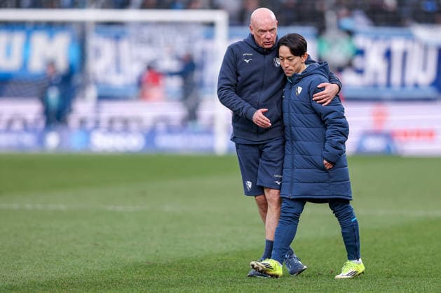 15.02.2026, Fußball, VfL Bochum - SC Paderborn 07, 2. Fußball Bundesliga, 22. Spieltag, Vonovia Ruhrstadion, Saison 2025 2026: Cheftrainer Uwe Rösler (VfL Bochum hc) neben Koji Miyoshi (VfL Bochum 23) nach dem Spiel tröstend beieinander DFB regulations prohibit any use of photographs as image sequences and or quasi-video. Nordrhein-Westfalen Deutschland