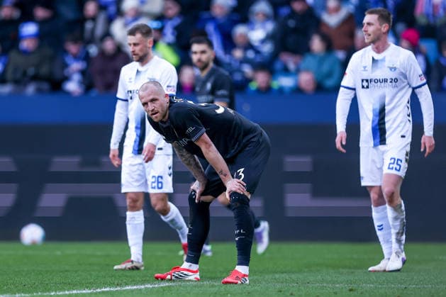 15.02.2026, Fußball, VfL Bochum - SC Paderborn 07, 2. Fußball Bundesliga, 22. Spieltag, Vonovia Ruhrstadion, Saison 2025 2026: Philipp Hofmann (VfL Bochum 33) enttäuscht Enttäuschung neben Tjark Scheller (SC Paderborn 25) Sebastian Klaas (SC Paderborn 26) DFB regulations prohibit any use of photographs as image sequences and or quasi-video. Nordrhein-Westfalen Deutschland