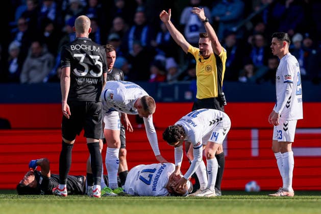 15.02.2026, Fußball, VfL Bochum - SC Paderborn 07, 2. Fußball Bundesliga, 22. Spieltag, Vonovia Ruhrstadion, Saison 2025 2026: Laurin Curda (SC Paderborn 17) liegt verletzt auf dem Boden neben Steffen Tigges (SC Paderborn 27) Mika Baur (SC Paderborn 14) Raphael Obermair (SC Paderborn 23) DFB regulations prohibit any use of photographs as image sequences and or quasi-video. Nordrhein-Westfalen Deutschland