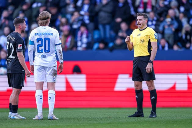 15.02.2026, Fußball, VfL Bochum - SC Paderborn 07, 2. Fußball Bundesliga, 22. Spieltag, Vonovia Ruhrstadion, Saison 2025 2026: Schiedsrichter Tom Bauer erklärt den VAR Videobeweis Abseits vor Handspiel DFB regulations prohibit any use of photographs as image sequences and or quasi-video. Nordrhein-Westfalen Deutschland
