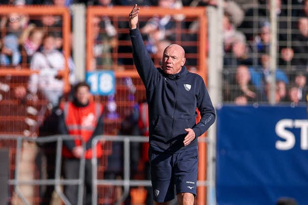 15.02.2026, Fußball, VfL Bochum - SC Paderborn 07, 2. Fußball Bundesliga, 22. Spieltag, Vonovia Ruhrstadion, Saison 2025 2026: Cheftrainer Uwe Rösler (VfL Bochum hc) gestikulierend am Spielfeldrand DFB regulations prohibit any use of photographs as image sequences and or quasi-video. Nordrhein-Westfalen Deutschland