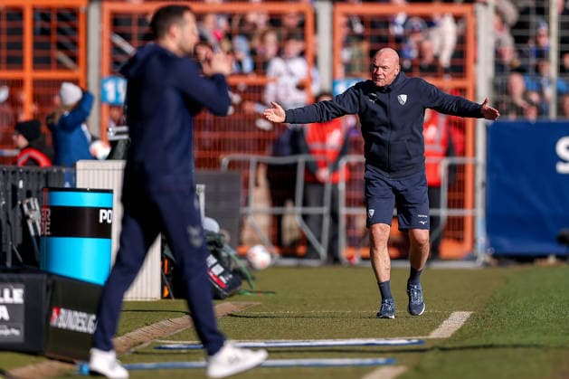 15.02.2026, Fußball, VfL Bochum - SC Paderborn 07, 2. Fußball Bundesliga, 22. Spieltag, Vonovia Ruhrstadion, Saison 2025 2026: Cheftrainer Uwe Rösler (VfL Bochum hc) gestikulierend am Spielfeldrand DFB regulations prohibit any use of photographs as image sequences and or quasi-video. Nordrhein-Westfalen Deutschland